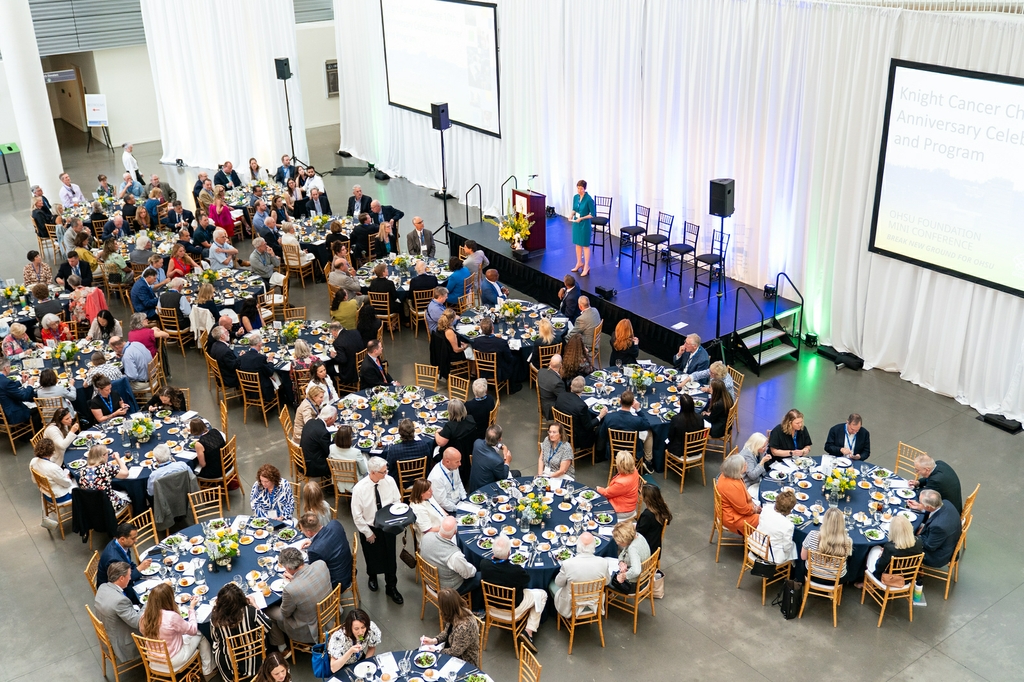 Para celebrar una década de logros pioneros en la investigación, el tratamiento y la prevención del cáncer, OHSU honra el legado del Knight Cancer Challenge con una cena especial y una mesa redonda en el Edificio Robertson de Ciencias de la Vida. (OHSU)