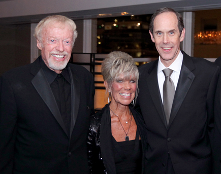 Phil Knight, cofundador de Nike, Inc., y su esposa, Penny, junto al Dr. Brian Druker, director del Instituto Oncológico Knight de OHSU. Los Knights recibieron el premio "Campeones de la Cura" 2020 de la Asociación de Institutos Oncológicos Americanos. (Fundación OHSU)