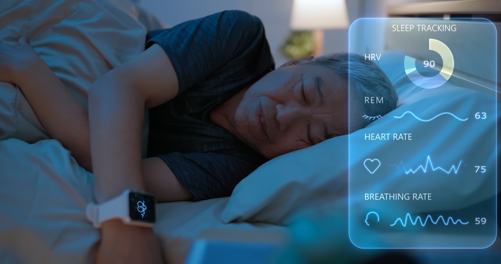 Un hombre duerme en su cama con un reloj que monitorea su salud y su ritmo cardíaco.