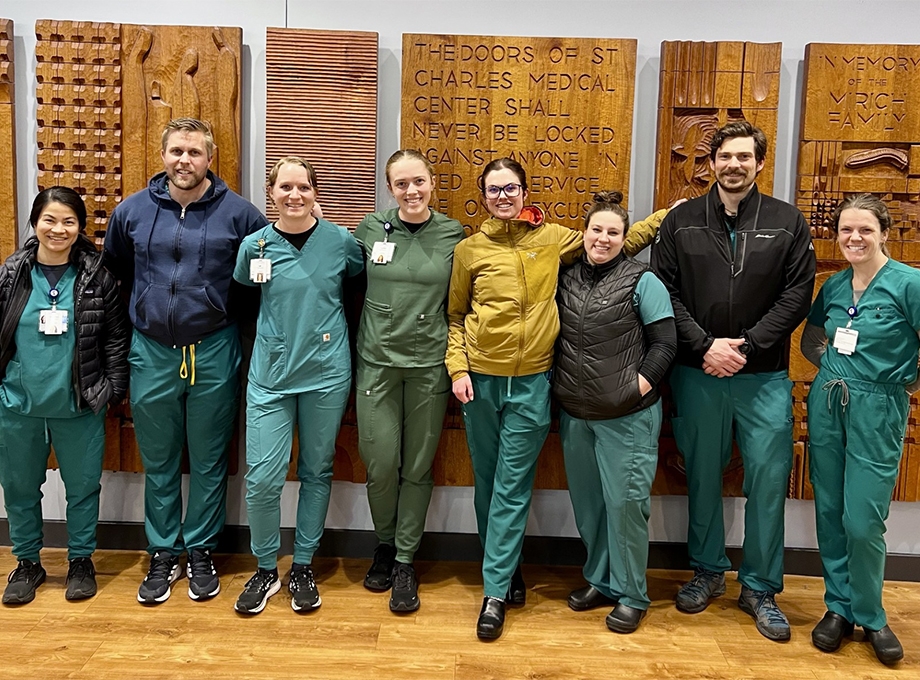 Los ocho graduados de la primera promoción de 2025 de OHSU School of&nbsp;Nursing en Bend, en el St. Charles Hospital de Bend, de izquierda a derecha: Rachel&nbsp;Nagrecha, Brandon Yost, Cait Edwards, Lydia Bartlett, Claire Larsen, Cady Kilroy, Jordan Machtelinckx, Abigail Craig. (OHSU/Bridgette Bochner)