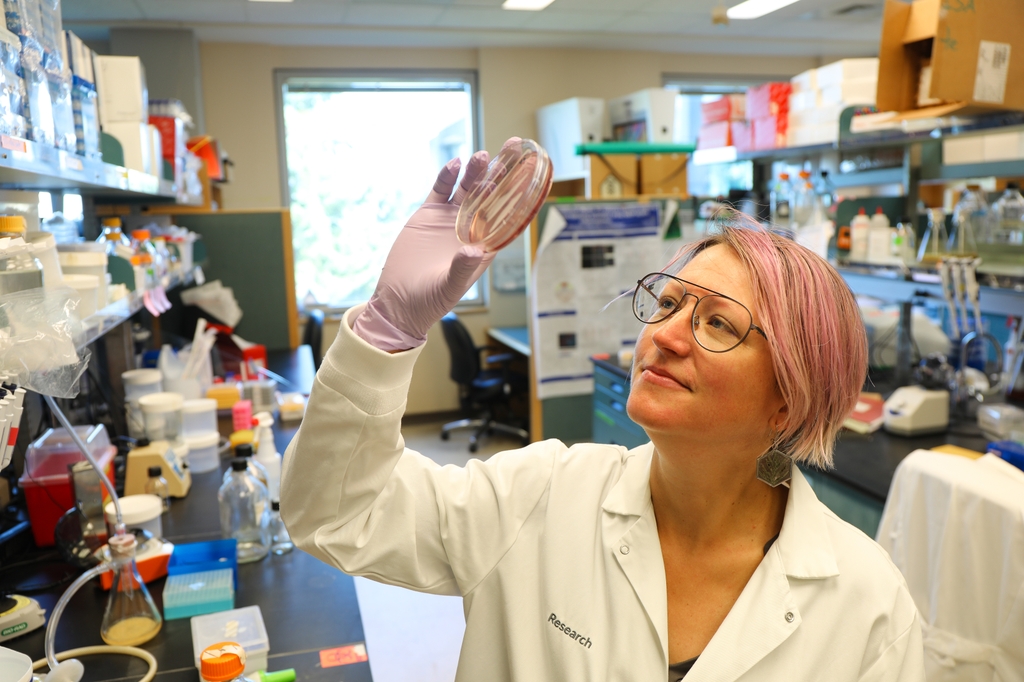 Isabella Rauch, Ph.D., es la autora principal de un nuevo estudio publicado en Nature que revela cómo una cepa peligrosa de E. coli bloquea las defensas inmunológicas del cuerpo para propagar la infección. (OHSU/Christine Torres Hicks)