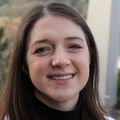 Molly Kornfield, M.D., tiene el pelo largo y castaño, sonríe y lleva una bata blanca.