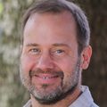 Rob Hendrickson, M.D., tiene cabello corto y castaño, anteojos y sonríe cerca del Hospital OHSU en un día soleado.