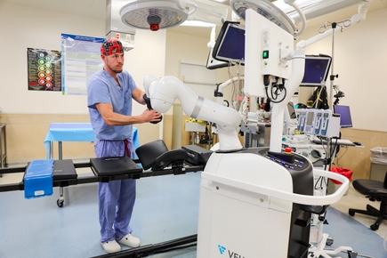OHSU es el primero en Oregón en usar dispositivo robótico para columna
