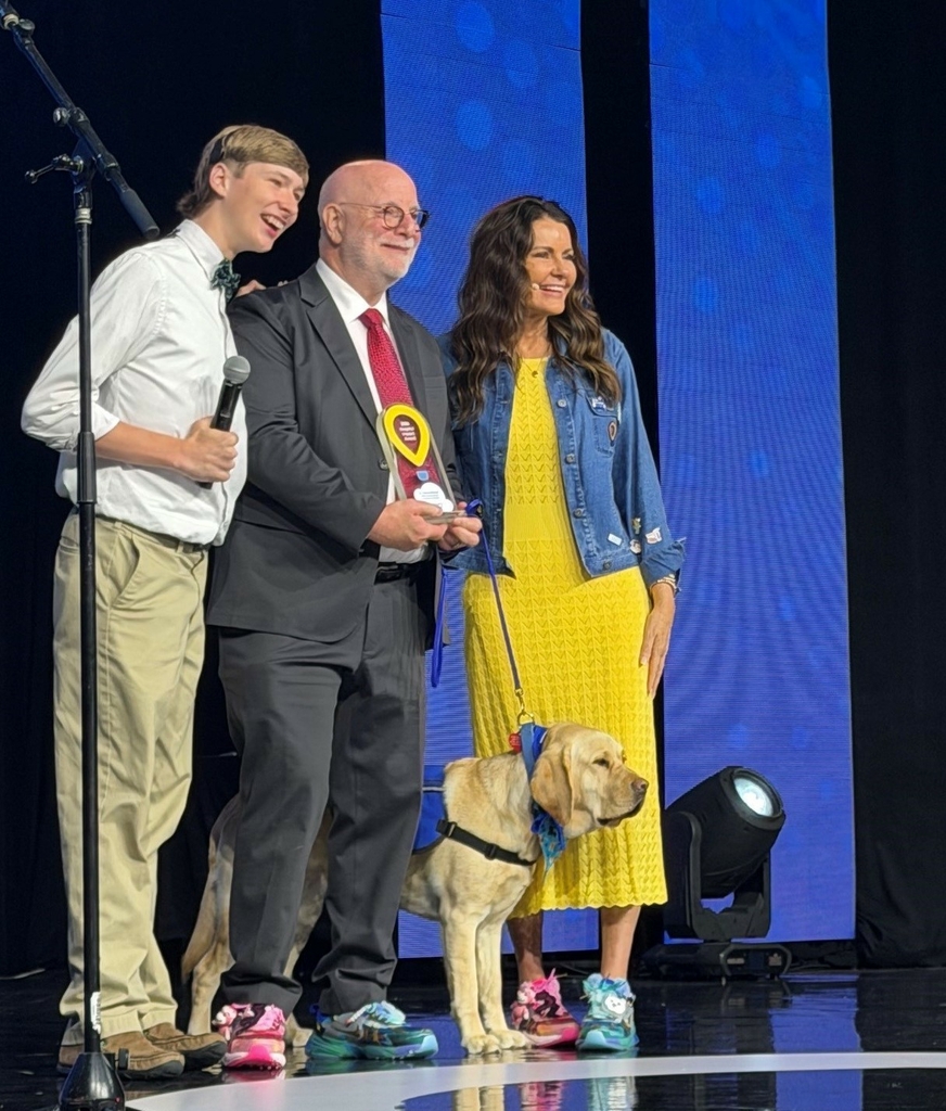 Dana Braner receiving CMN award
