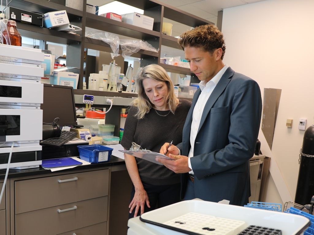 Russell Wells Amie Hiller in lab at OHSU