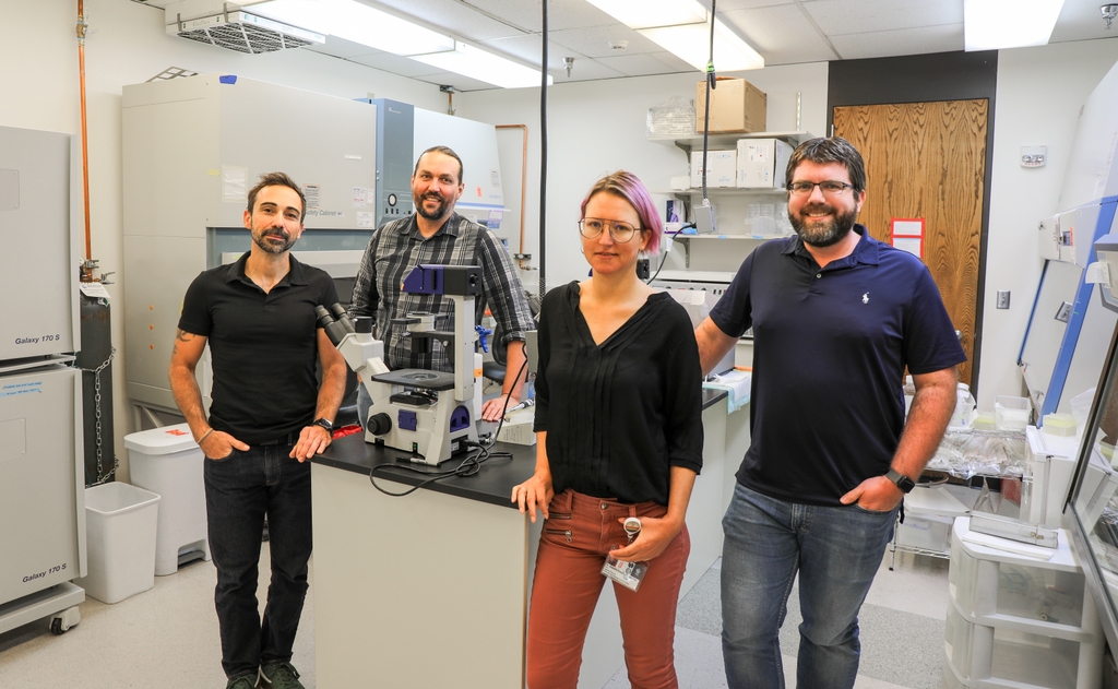 Los investigadores sonríen en el laboratorio de investigación de OHSU.