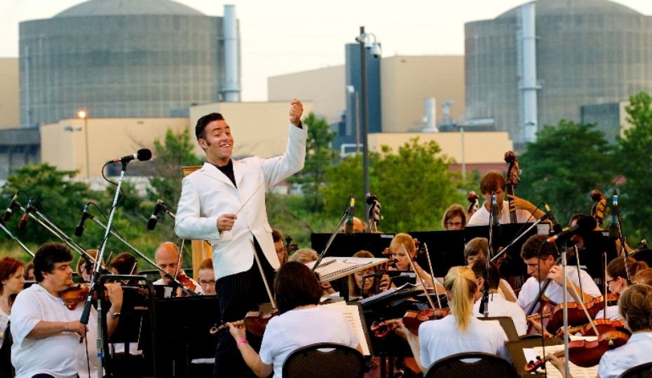 By Land or By Boat, Thousands Attend McGuire's Summer Concert