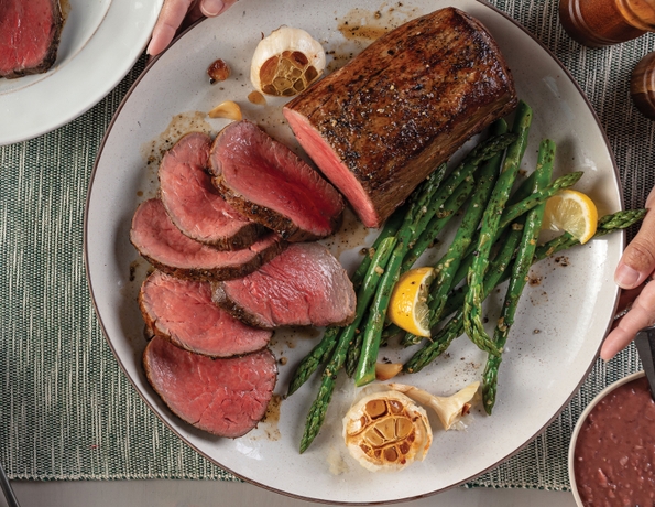 omahasteaks_mk_roasted chateaubriand with red wine gravy_rgb