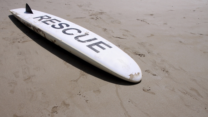 Paramedic helps in shark attack