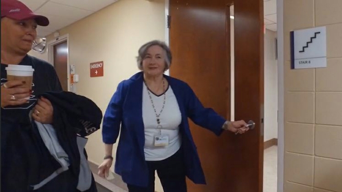 How a hospital volunteer helps others … and gets her steps in