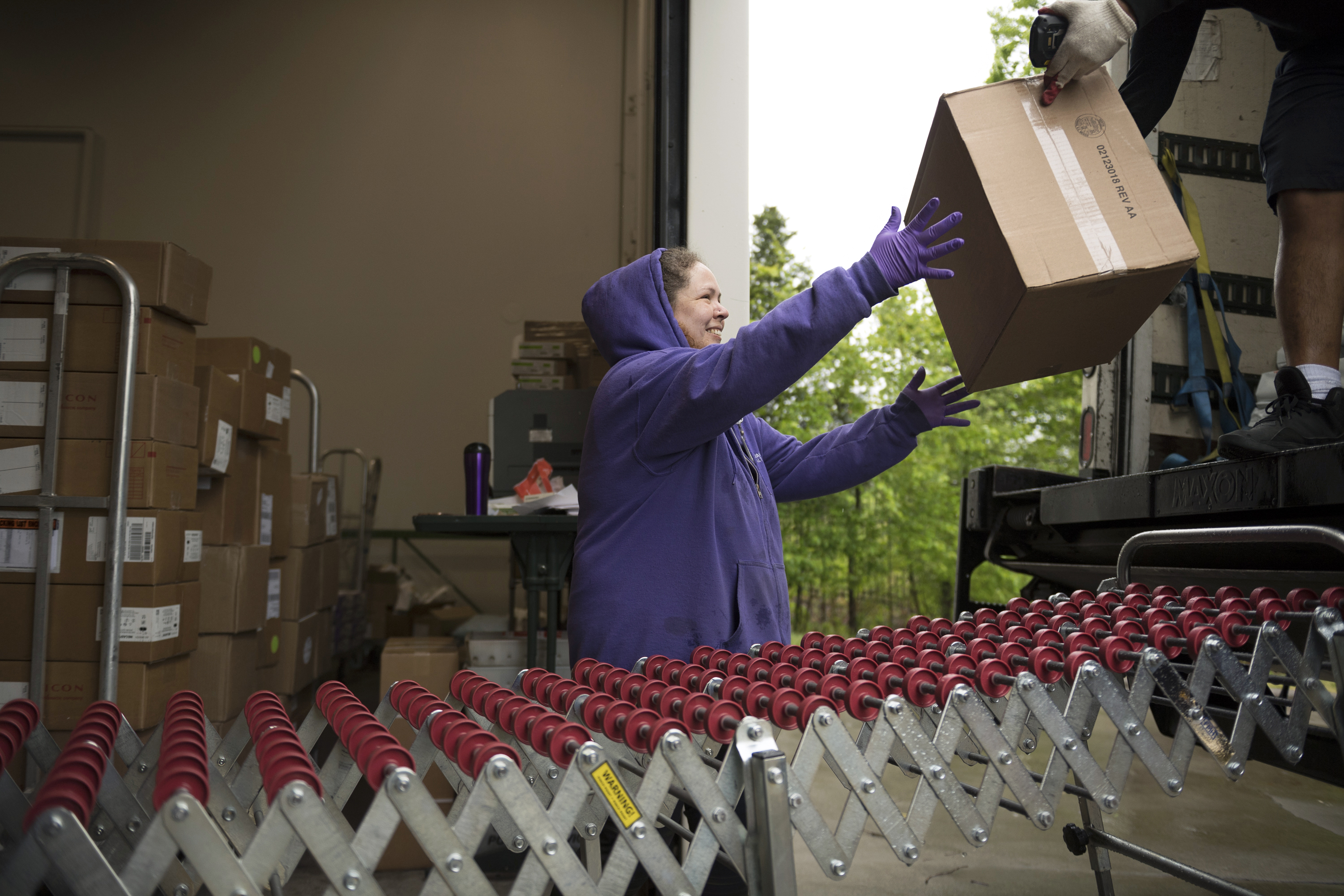 supplychain woman boxes