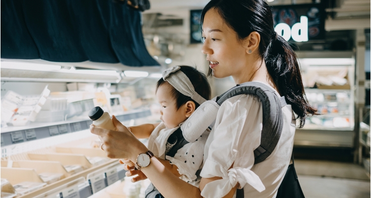 mom shopping grocery store food healthy choices dietitian