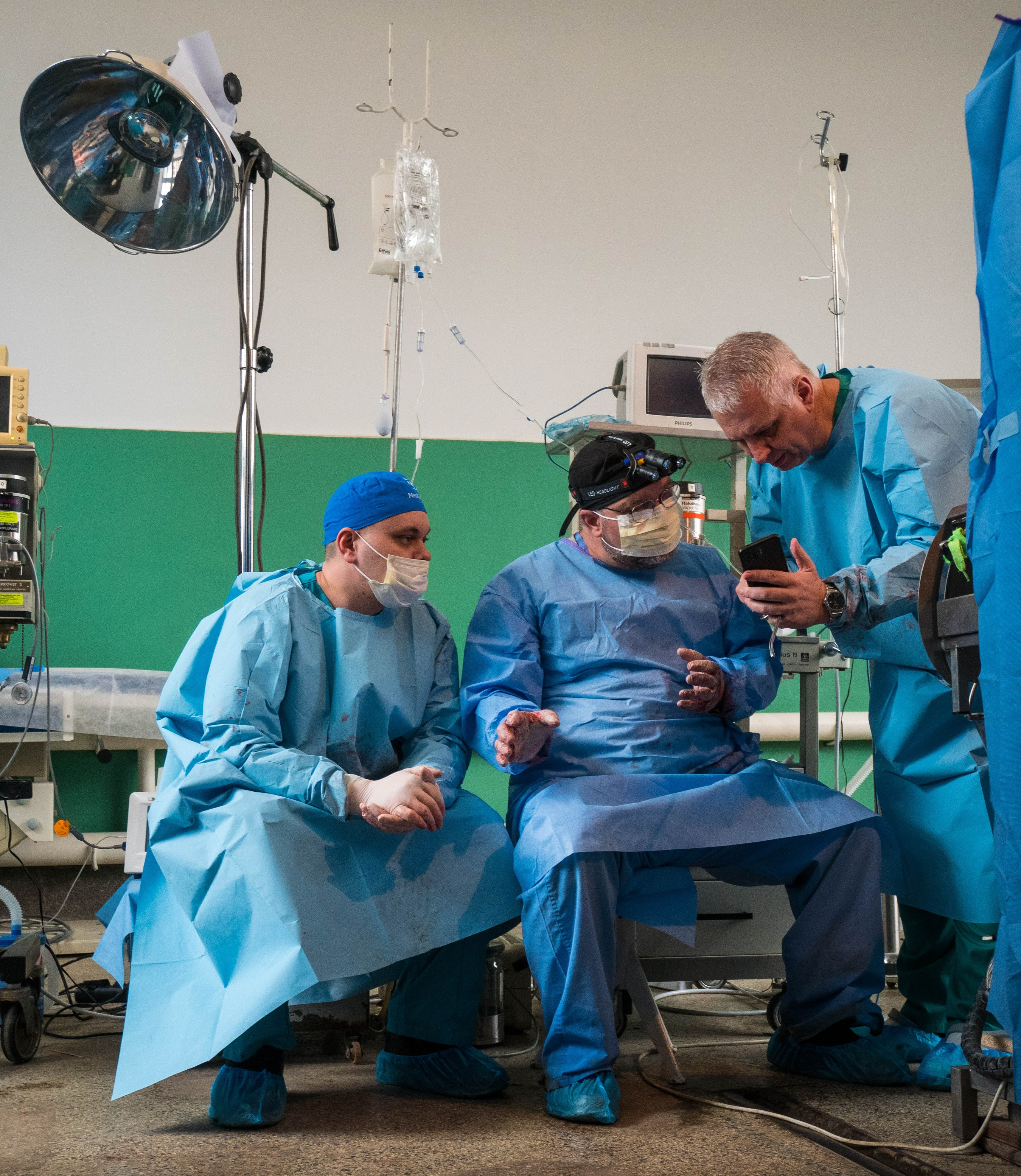 Dr. Michael Samotowka with suregons in Ukraine