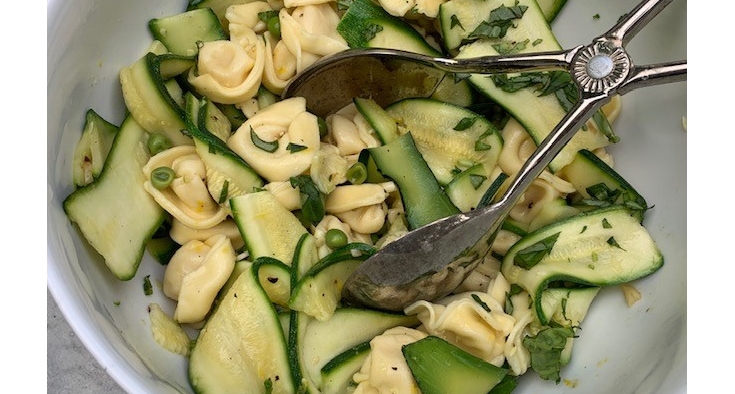 Perfect summer side dish: Zucchini salad with tortellini and peas