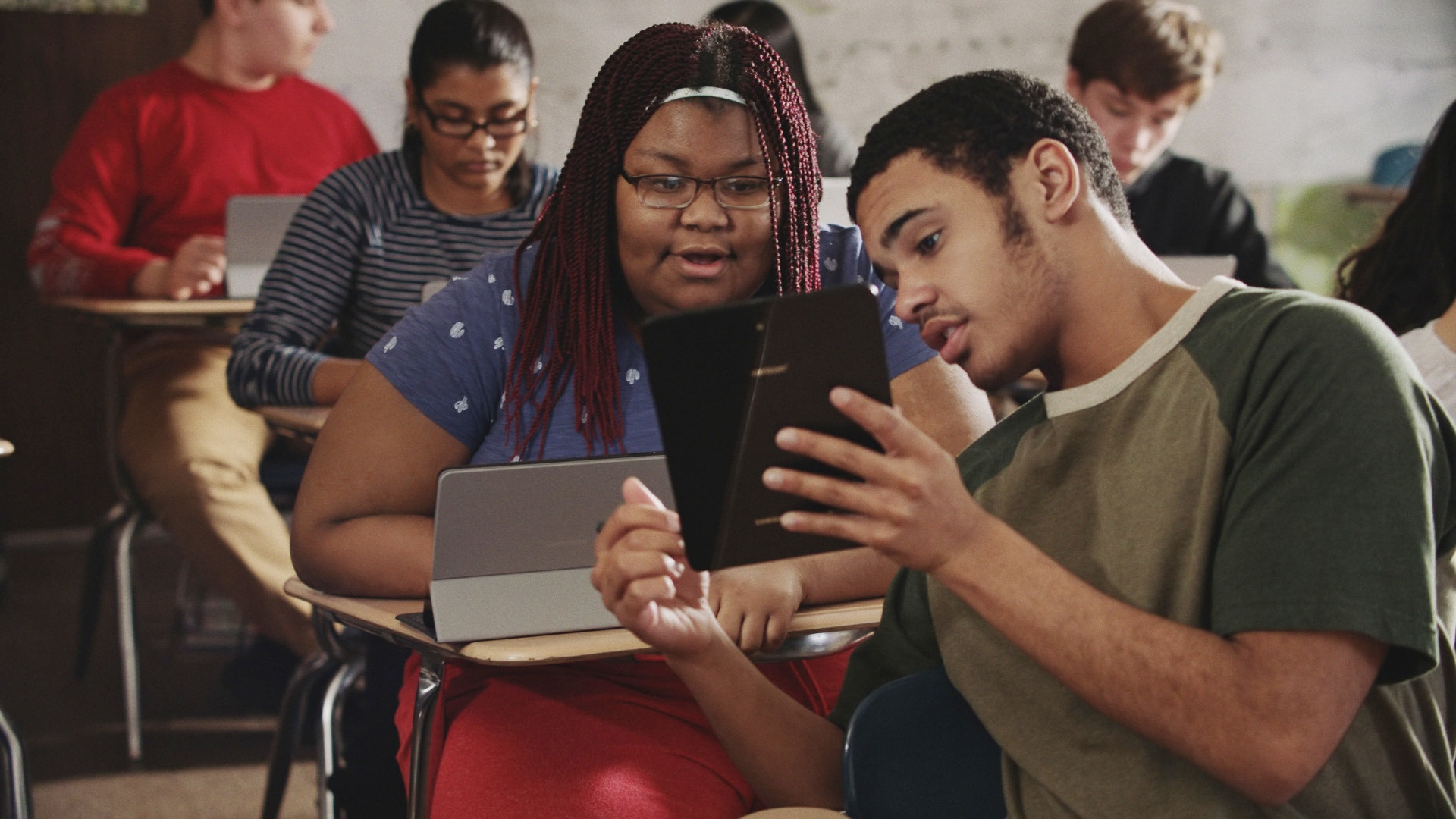 Students on tablet 