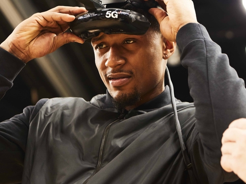Bradley Beal tries VR over 5G at the NBA All-Star Game