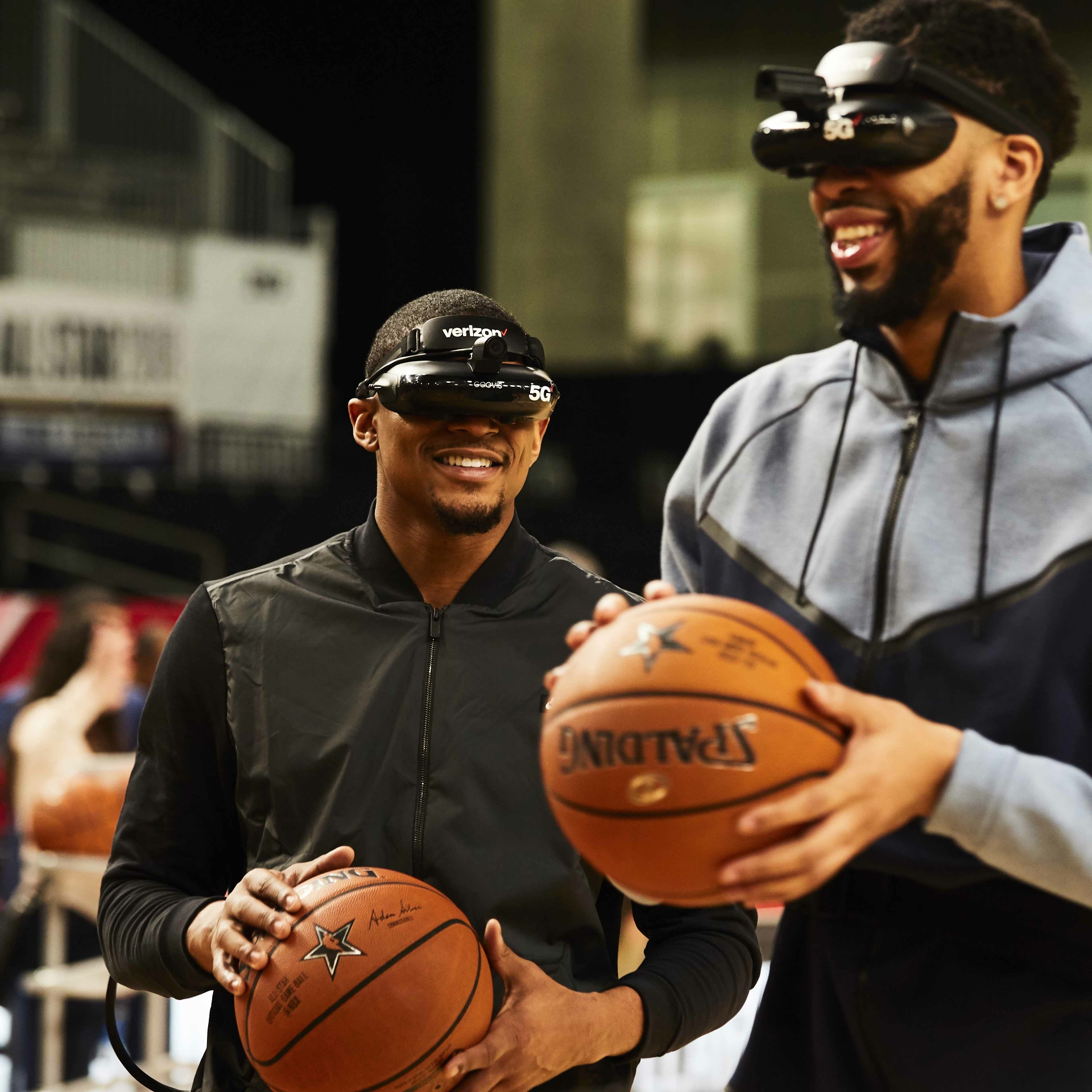 Bradley Beal & Anthony Davis using 5G-powered VR