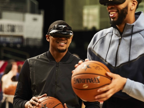 Bradley Beal & Anthony Davis using 5G-powered VR