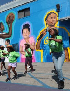 Como el cantante rapero inspira a Blue Shield, al artista Moses Ball y otros para crear un mural en el Sur de Los Ángeles