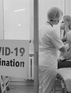 En sus marcas, listos, ¡fuera! Las dosis de refuerzo de la vacuna contra el COVID-19 ya están disponibles para toda la población adulta de California