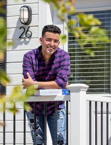 Estudiantes universitarios que sufren la falta de vivienda se mudan a casas pequeñas con la ayuda de Blue Shield of California y Project Homekey