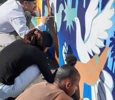Los estudiantes pintan un nuevo mural en South Los Angeles,  llevando esperanza a sus compañeros y a la comunidad 