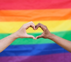 Cómo enfrentarse a la retórica anti LGBTQ+ y encontrar la fortaleza en la comunidad 