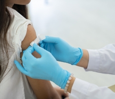 Los planes de salud L.A. Care y Blue Shield Promise ofrecen doble protección contra la gripe y el COVID-19 en sus clínicas de vacunación gratuitas y sin cita previa en todo el condado de Los Ángeles 