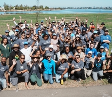 Varios Voluntarios de Blue Shield Intervienen Para Reverdecer Oakland