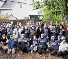 300 Voluntarios De Blue Shield of California Ponen Manos a La Obra Para Rendir Homenaje a Cesar Chávez Y Dolores Huerta