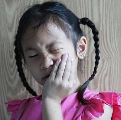 girl-with-tooth-pain