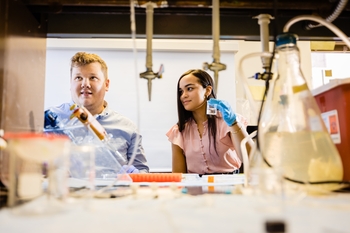 NEUROCITY scholar, Raysa Rosario, works with Neuroscience Graduate Program student Mark Stoessel in the Majewska Lab in the Neuroscience department at URMC.