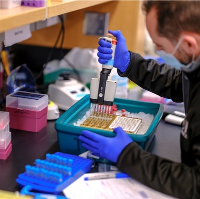 Generic science photo - scientist sorting cells - SR images 2021 0094erichcamping100S9821