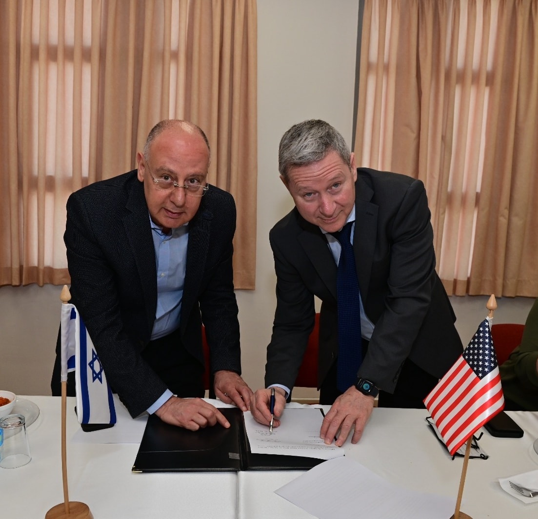 Dr. Eliav and Dr. Barhoum sign the MOU