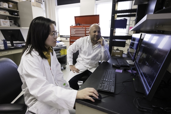 Chen Li, a graduate student in the Brian and Cognitive Sciences program at the University of Rochester, works with Ian Fiebelkorn, an Assistant Professor in the Department of Neuroscience at his lab in the School of Medicine and Dentistry at the University of Rochester Medical Center August 29, 2023. Li is an alumnus of NEUROCITY, a Del Monte Institute for Neuroscience Diversity Commission pathway program.// photo by J. Adam Fenster / University of Rochester