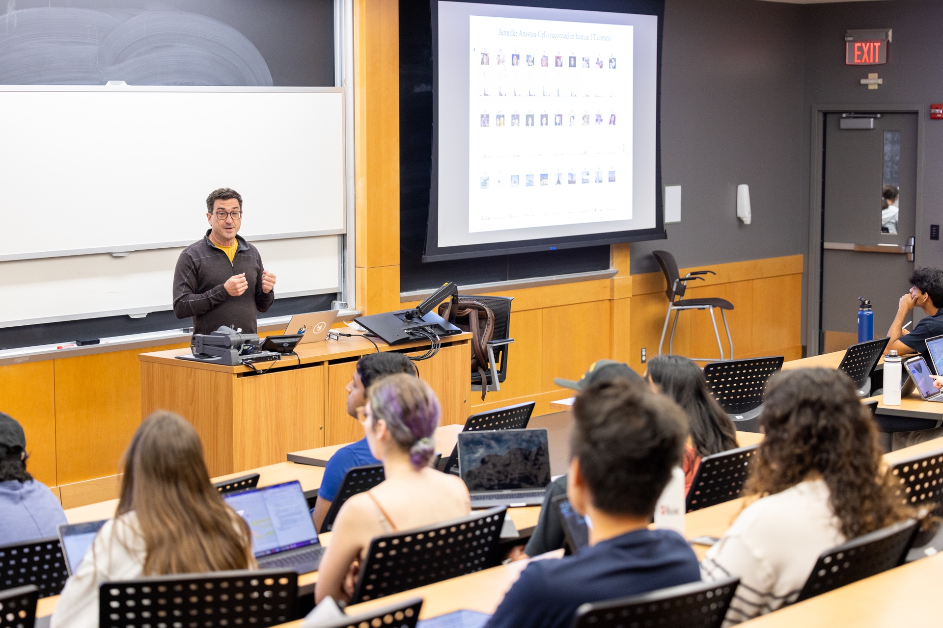 Greg DeAngelis, PhD, George Eastman professor of Brain and Cognitive Sciences, Neuroscience, Biomedical Engineering, and Center for Visual Science, gives lecture to undergraduate students.