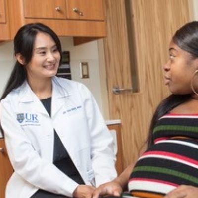 jin talking with pregnant patient