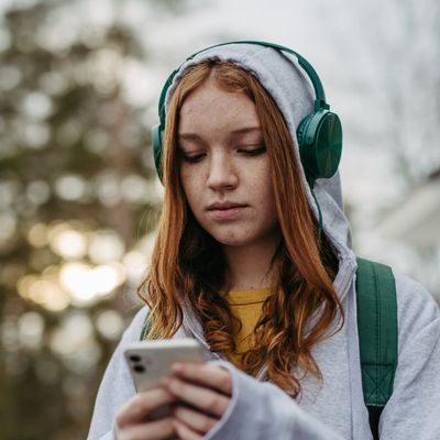 Teen-girl-on-phone