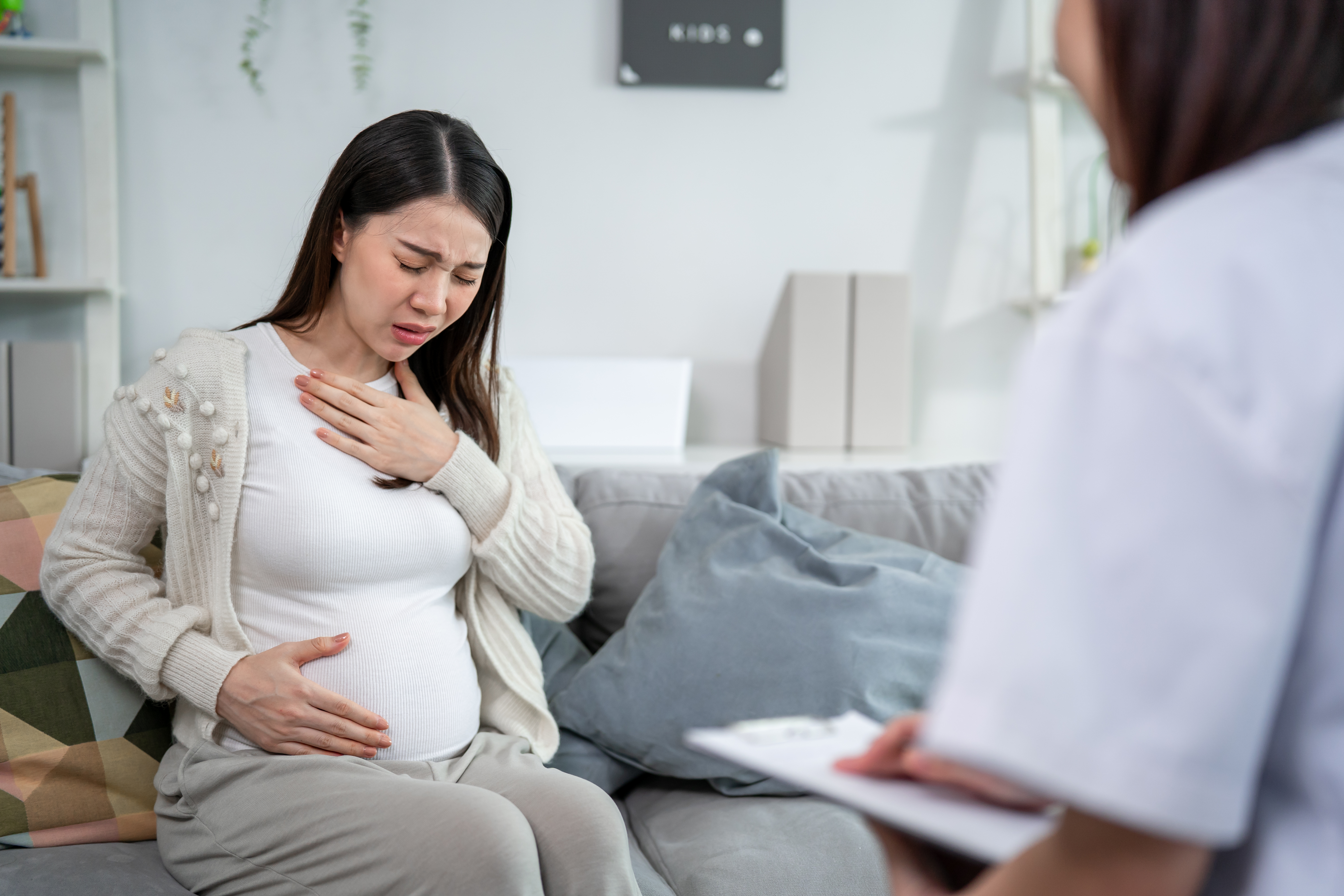 A pregnant person sees a doctor for heartburn and pain