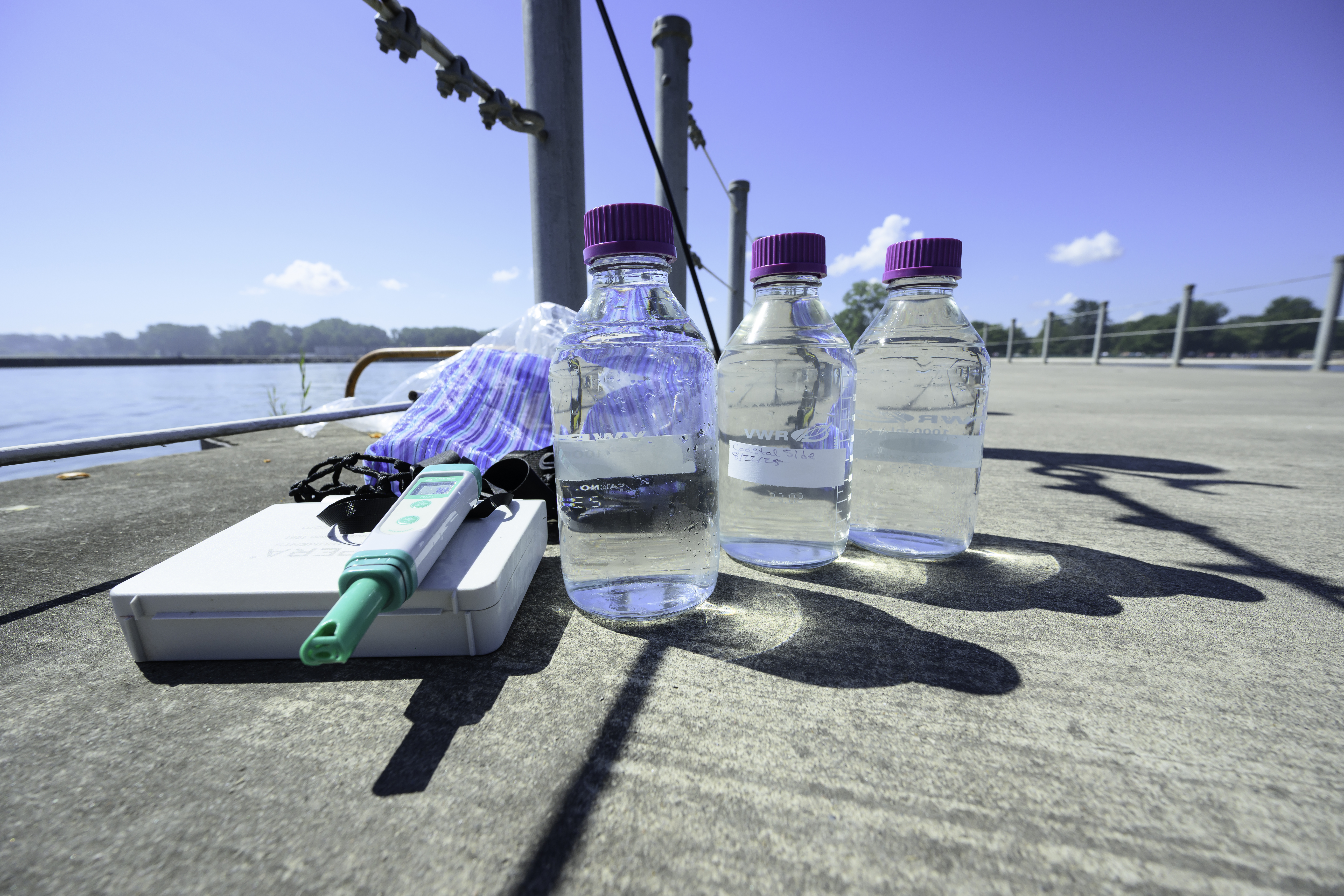 झील से पानी बाहर निकालने के लिए सामग्री