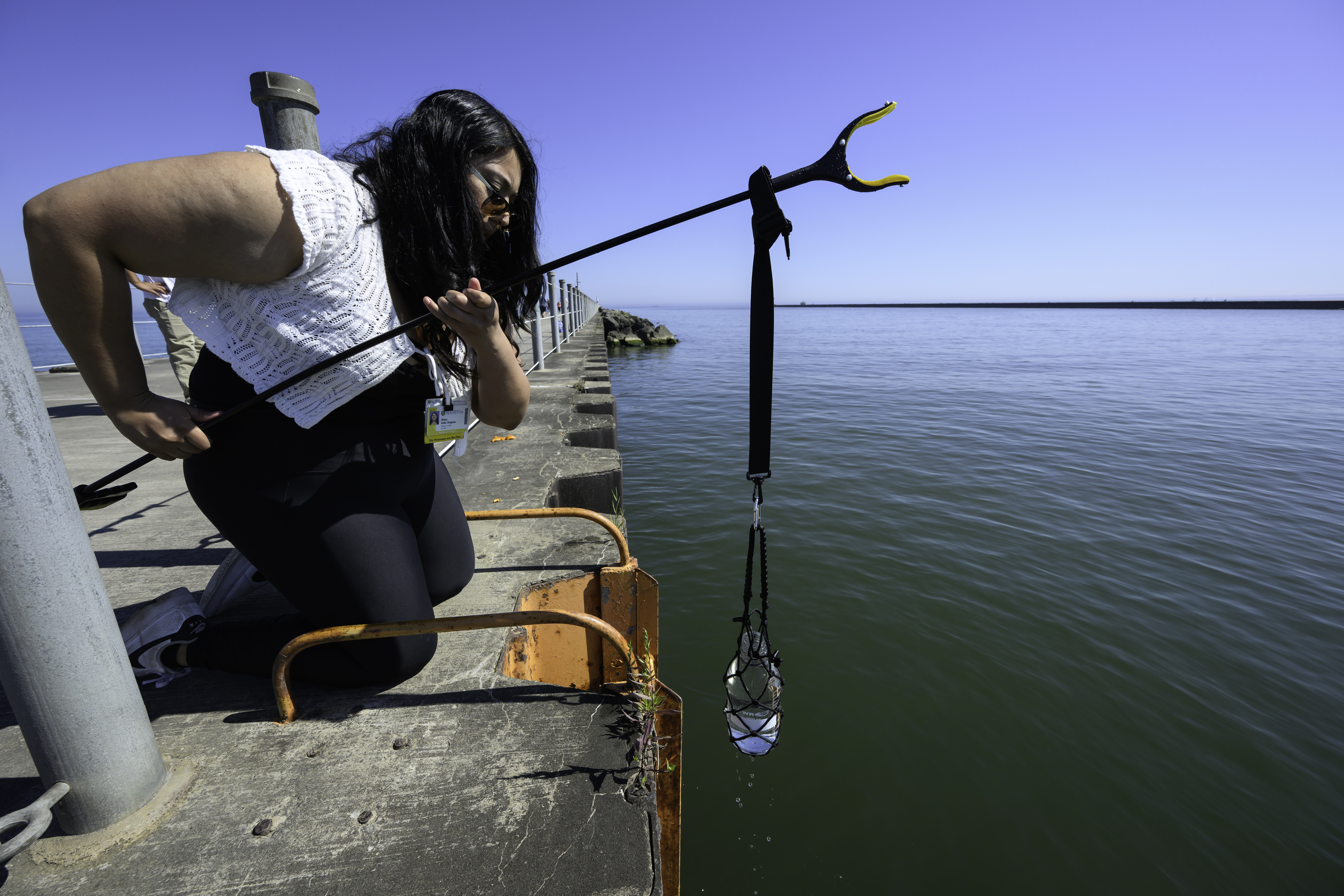 शोधकर्ता झील से पानी निकाल रहे हैं