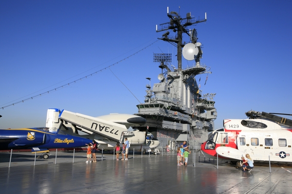 Intrepid_flight-deck-high-res