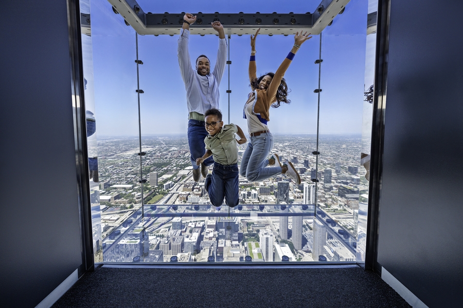 Skydeck_family-jump