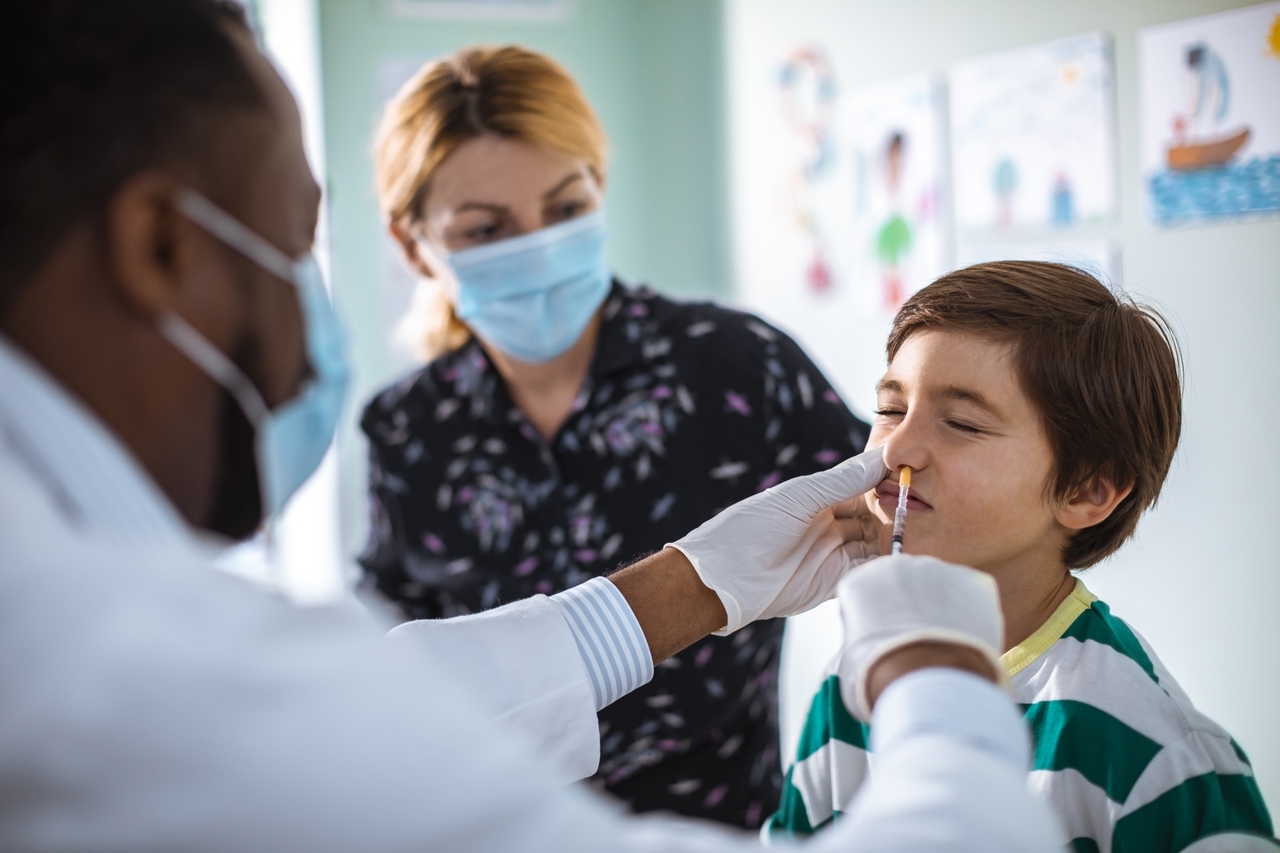 No deje que las preocupaciones por el COVID-19 descarten la vacuna contra la influenza de su hijo. 