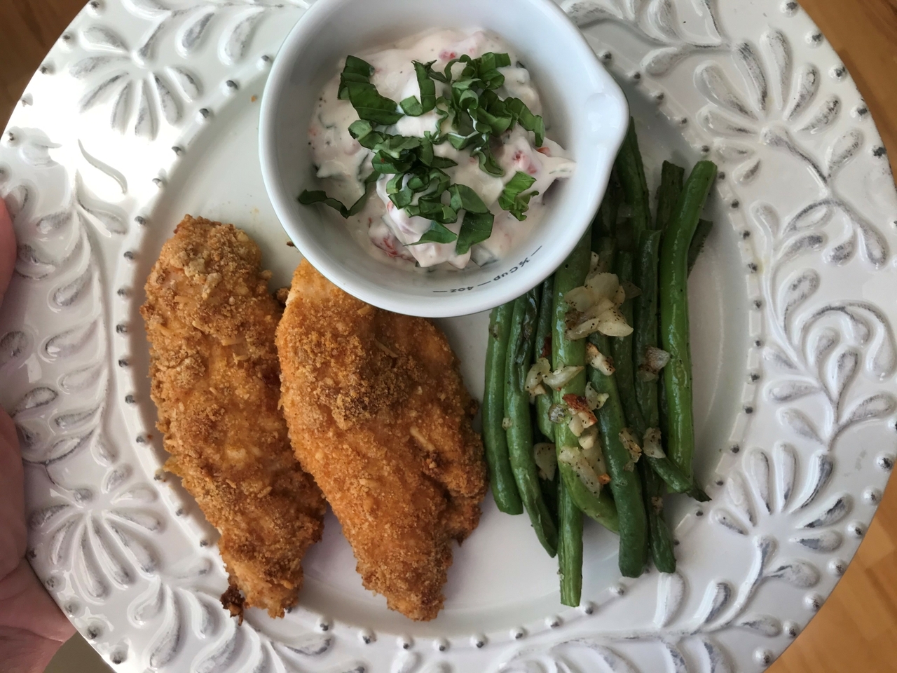 Pollo en pedazos "magro" con ejotes- habichuelas (verdes) y salsa de pimentón rojo y albahaca para acompañarlo.