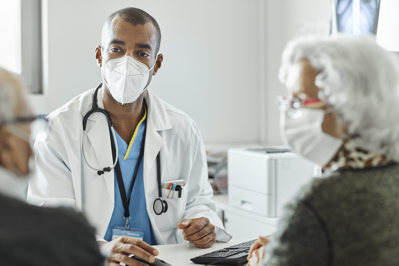 ¿Aún necesita la vacuna del COVID-19? El consultorio de su médico podría ofrecerla.