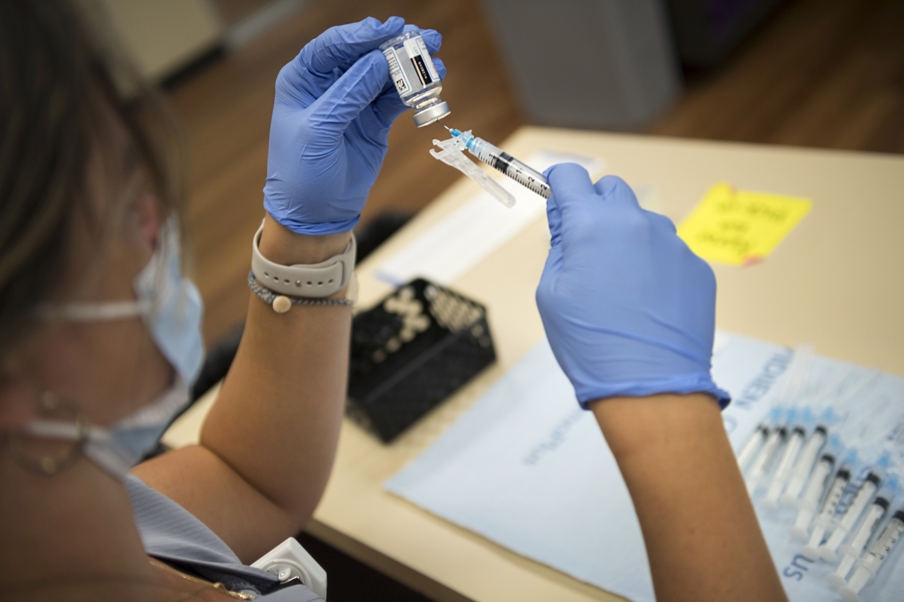 Sí, usted puede recibir las vacunas del COVID y de la influenza juntas