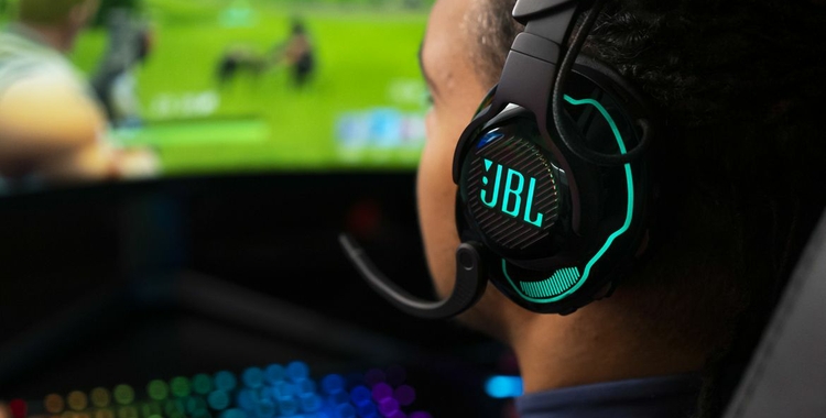 JBLQuantum910Wireless_LifestyleImage_PC2_Teal_156ca3d3-b132-4843-b84a-0252739078c7-prv