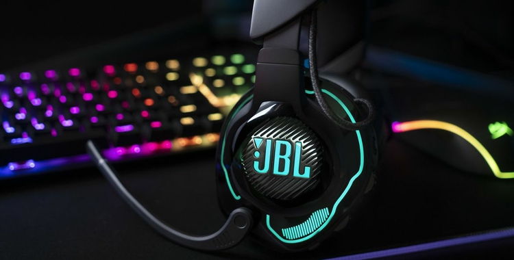 JBLQuantum910Wireless_LifestyleImage_StillLife_Teal_f9e8884a-514c-40a4-bc9f-aa1c303465ec-prv